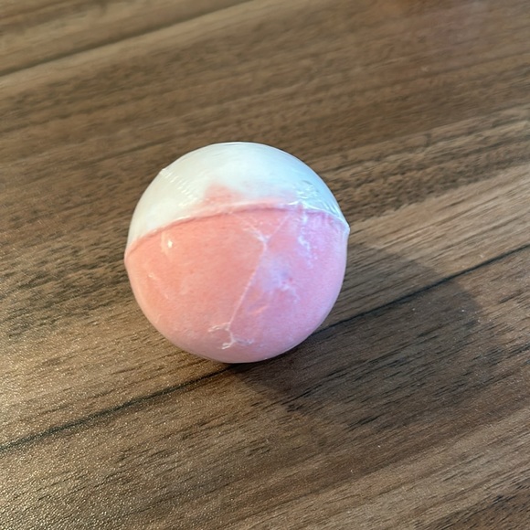 Pink Gift Set with Cup, Eyemask, Bathsalt, and Bathbomb - Picture 4 of 6